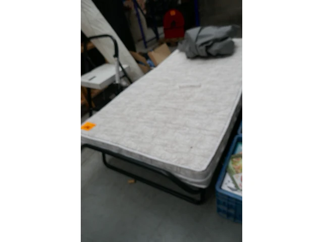 Kleerkast + vouwbed + bed - afbeelding 1 van  8