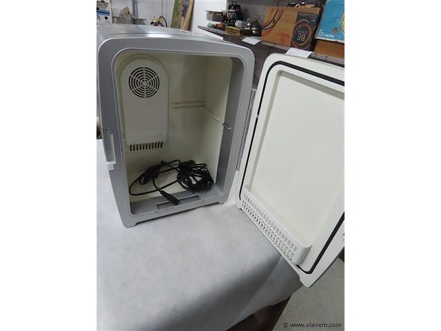 Klein ijskastje met 12v aansluiting en netstroom - afbeelding 2 van  3