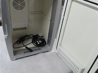 Klein ijskastje met 12v aansluiting en netstroom - afbeelding 2 van  3