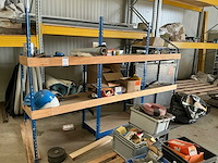 Klein magazijnrek met inhoud - afbeelding 1 van  4