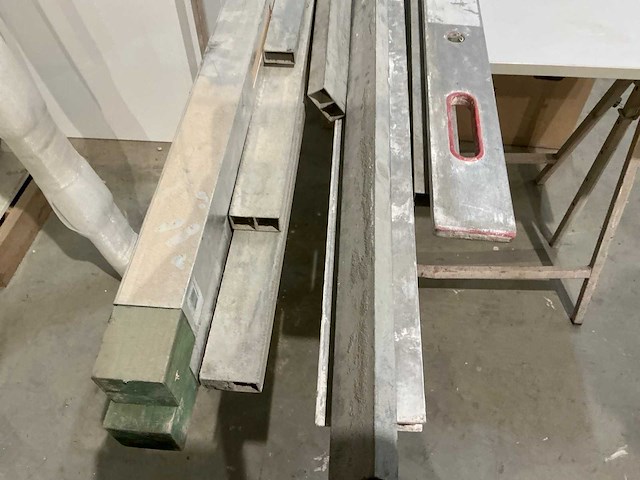 Klein partij diverse aannemersmaterialen - afbeelding 2 van  8