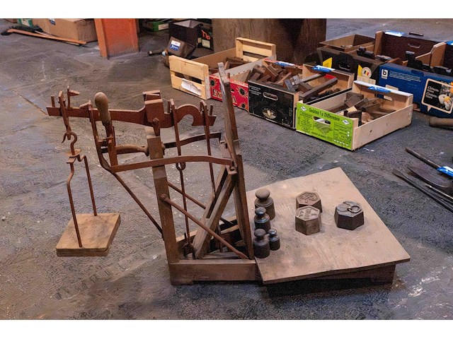 Kleine bascule met gewichten - afbeelding 1 van  3