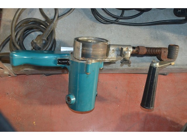 Kleine elektrische schuurder makita baby sander 9030 , elektrische boormachine bosch csb 550 ret - afbeelding 4 van  6