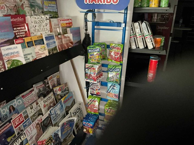 Kleine metalen display haribo inhoudende kleine partij snoepzakjes - afbeelding 1 van  1