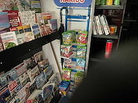 Kleine metalen display haribo inhoudende kleine partij snoepzakjes - afbeelding 1 van  1