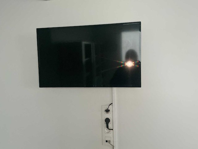 Kleine monitor, bevestigd met beugel aan muur - afbeelding 1 van  1