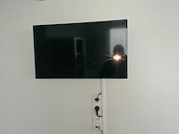 Kleine monitor, bevestigd met beugel aan muur