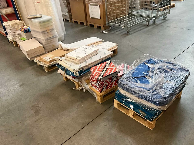 Kleine partij divers printmateriaal - afbeelding 1 van  42