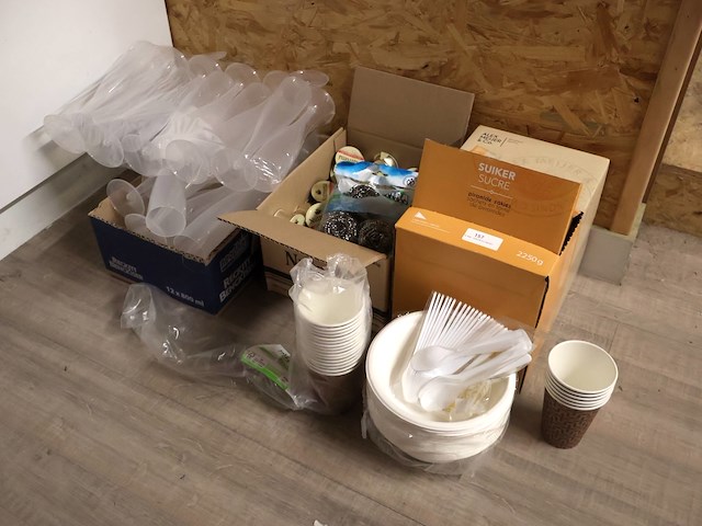 Kleine partij koffiebenodigdheden & eenmalig gebruik - afbeelding 1 van  6