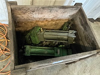 Kleine partij machineonderdelen - afbeelding 1 van  4