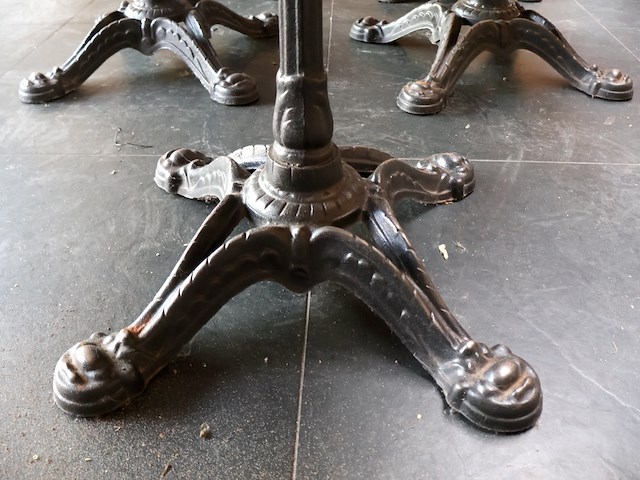 Kleine tafeltjes met gietijzeren poot (x9) - afbeelding 5 van  7