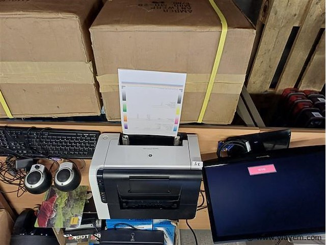 Kleurenscherm, toetsenbord, luidsprekers voor pc - afbeelding 1 van  1