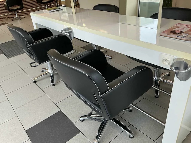 Knipeiland met 4 kaptafels, spiegels en 4 kappersstoelen - afbeelding 4 van  5