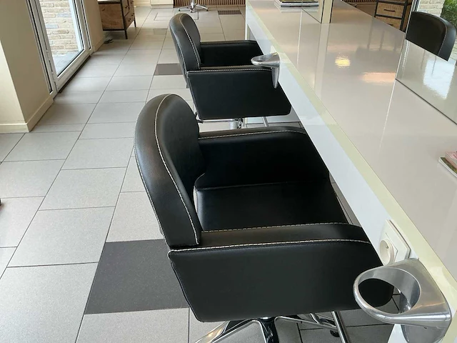 Knipeiland met 4 kaptafels, spiegels en 4 kappersstoelen - afbeelding 5 van  5