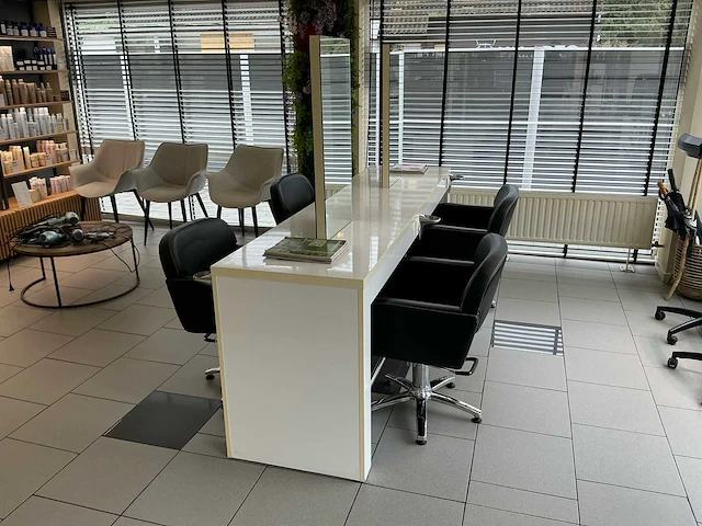 Knipeiland met 4 kaptafels, spiegels en 4 kappersstoelen - afbeelding 1 van  5