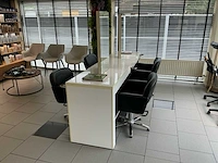Knipeiland met 4 kaptafels, spiegels en 4 kappersstoelen