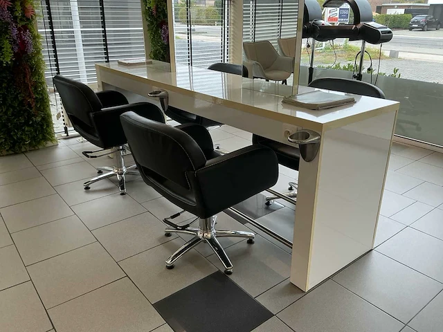 Knipeiland met 4 kaptafels, spiegels en 4 kappersstoelen - afbeelding 2 van  5