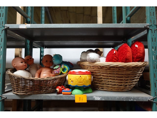 Knuffels, poppen in mand en speelgoed - afbeelding 1 van  6