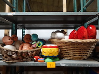 Knuffels, poppen in mand en speelgoed - afbeelding 1 van  6