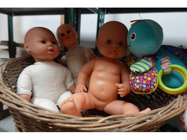 Knuffels, poppen in mand en speelgoed - afbeelding 2 van  6