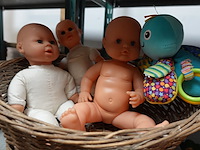 Knuffels, poppen in mand en speelgoed - afbeelding 2 van  6
