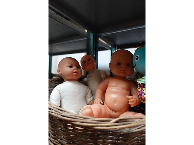 Knuffels, poppen in mand en speelgoed - afbeelding 3 van  6