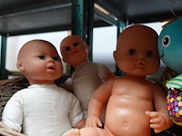 Knuffels, poppen in mand en speelgoed - afbeelding 3 van  6