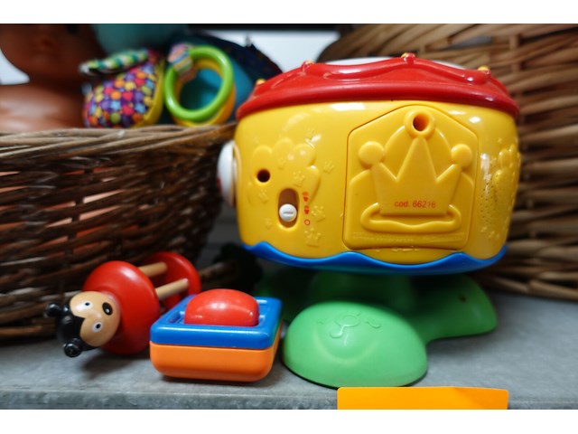 Knuffels, poppen in mand en speelgoed - afbeelding 4 van  6
