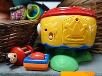 Knuffels, poppen in mand en speelgoed - afbeelding 4 van  6