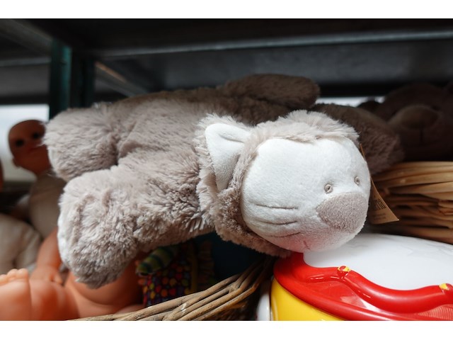 Knuffels, poppen in mand en speelgoed - afbeelding 5 van  6