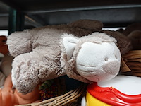 Knuffels, poppen in mand en speelgoed - afbeelding 5 van  6