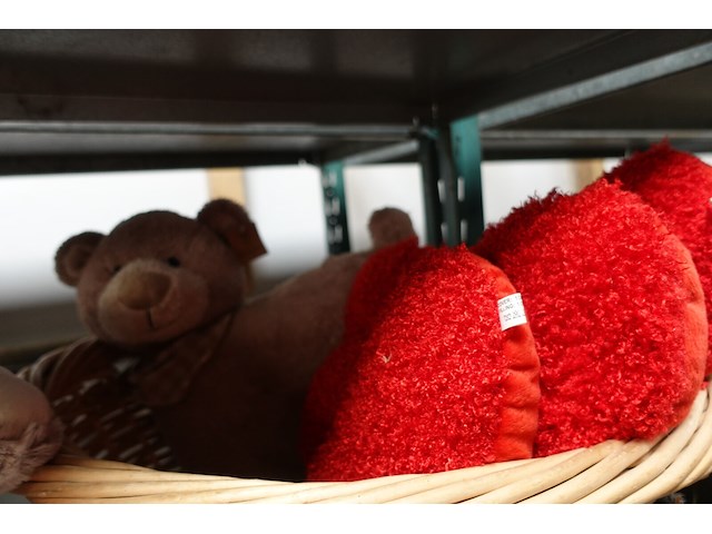 Knuffels, poppen in mand en speelgoed - afbeelding 6 van  6
