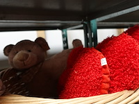 Knuffels, poppen in mand en speelgoed - afbeelding 6 van  6