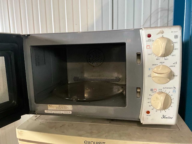 Koelkast en microgolfoven - afbeelding 3 van  7