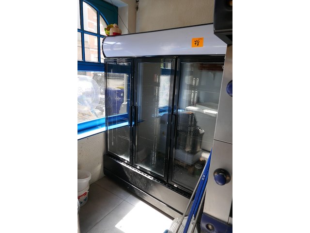 Koelkast met 3 vitrine deuren zwarte kleur - afbeelding 1 van  7