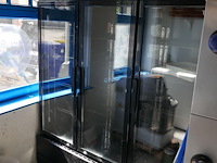 Koelkast met 3 vitrine deuren zwarte kleur - afbeelding 1 van  7