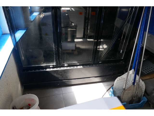 Koelkast met 3 vitrine deuren zwarte kleur - afbeelding 2 van  7