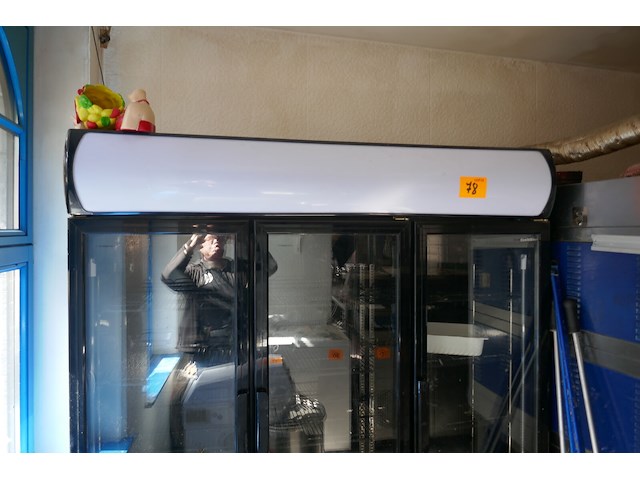 Koelkast met 3 vitrine deuren zwarte kleur - afbeelding 3 van  7