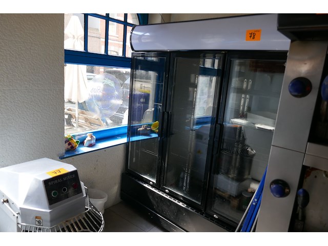 Koelkast met 3 vitrine deuren zwarte kleur - afbeelding 7 van  7