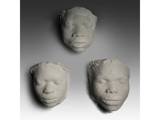 Koen wastijn (1963) & johan deschuymer (1965), 'bunker', three concrete heads, h 20 cm (+) - afbeelding 1 van  6
