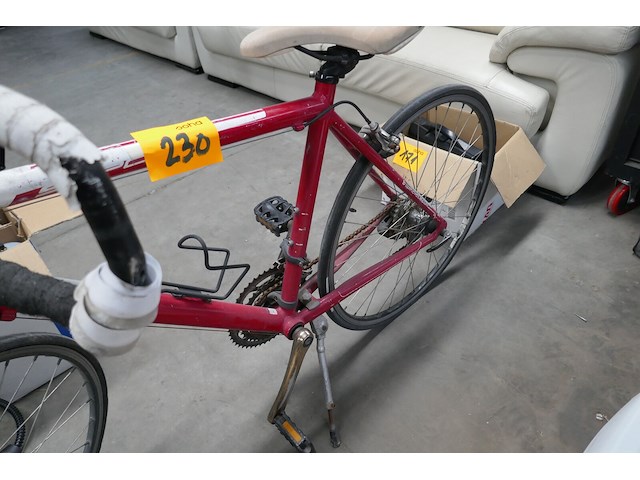 Koersfiets rode kleur - afbeelding 3 van  6