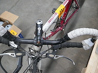 Koersfiets rode kleur - afbeelding 5 van  6