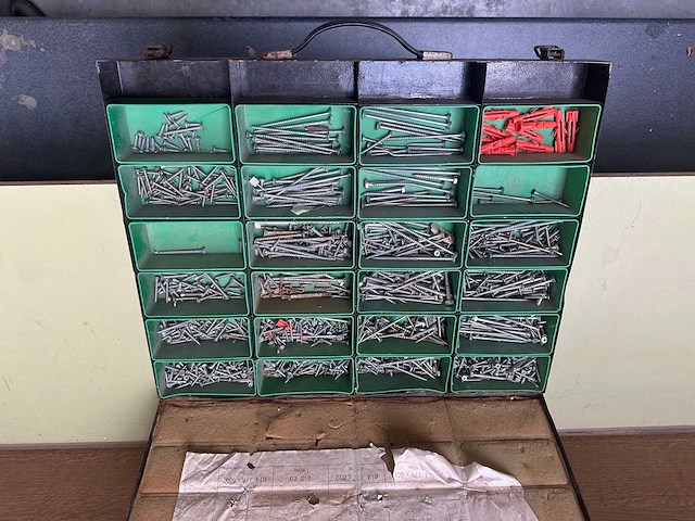 Koffer bevestigingsmaterialen - various contractor materials - afbeelding 1 van  3