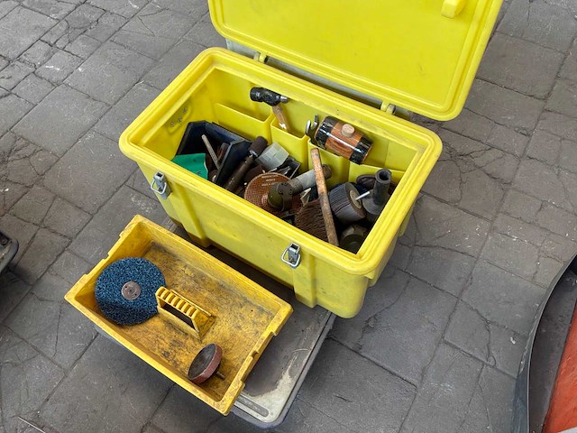 Koffer met diverse slijpgereedschappen - afbeelding 1 van  3