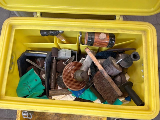 Koffer met diverse slijpgereedschappen - afbeelding 2 van  3