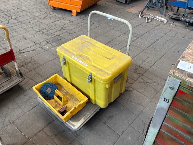 Koffer met diverse slijpgereedschappen - afbeelding 1 van  1