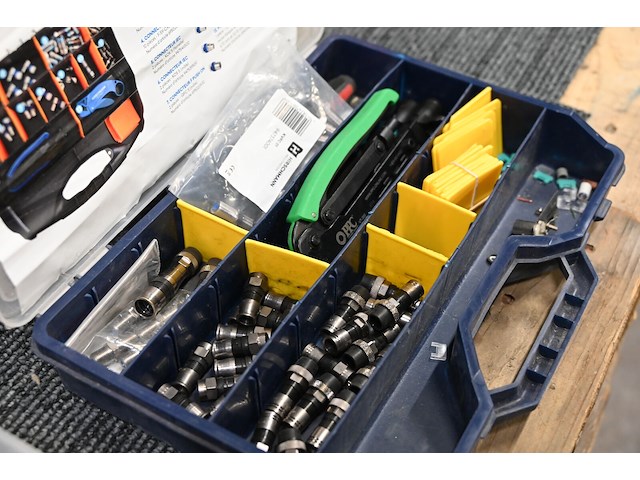 Koffer met hirschmann connectors en tangen - afbeelding 2 van  2
