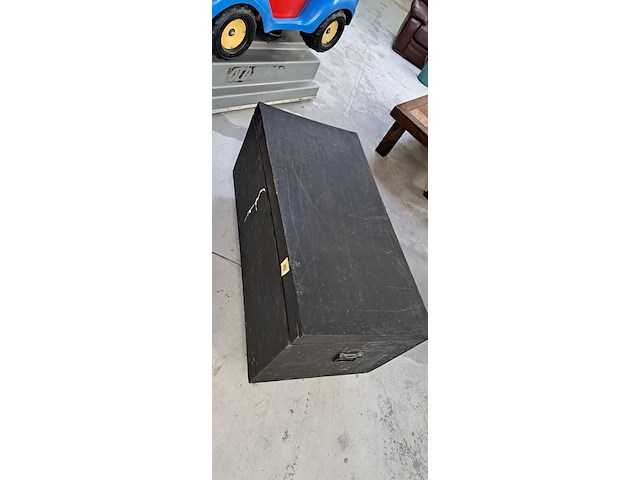 Koffer met houten voorwerpen - afbeelding 1 van  2