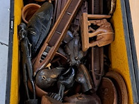 Koffer met houten voorwerpen - afbeelding 2 van  2