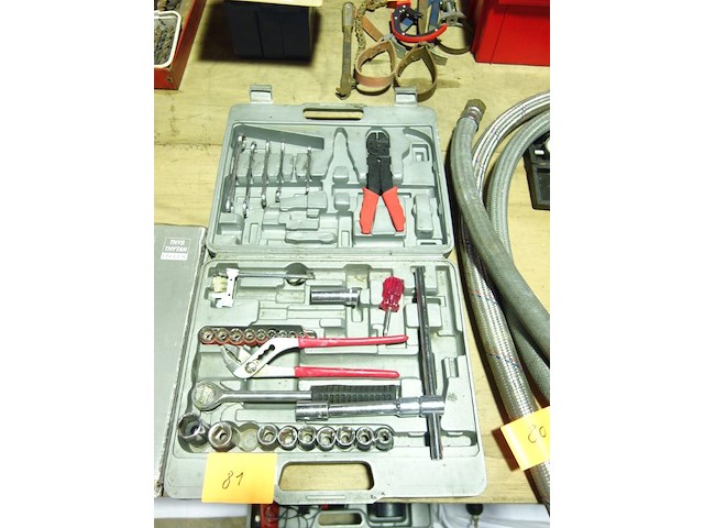 Koffer met materiaal - afbeelding 1 van  3